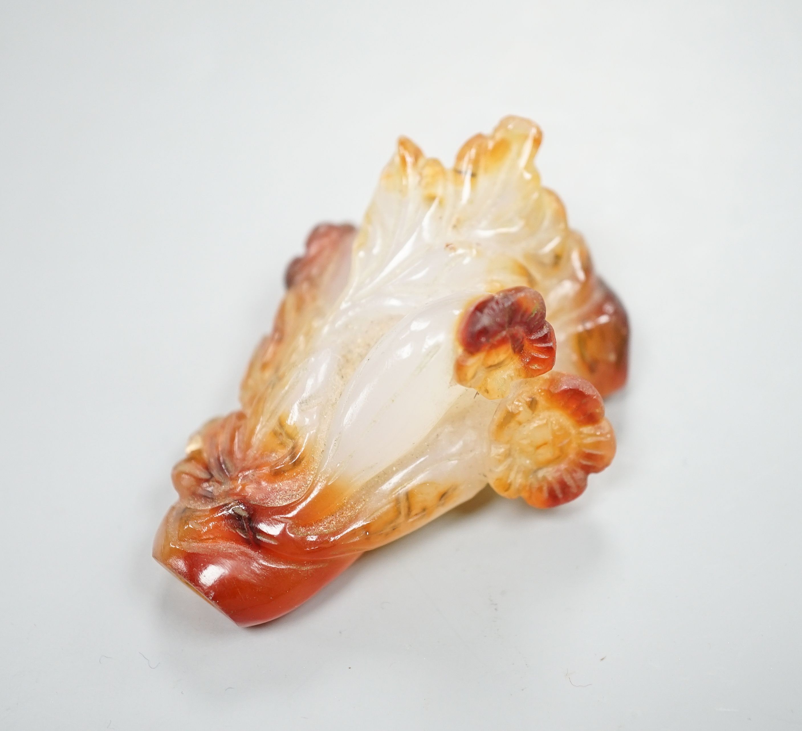 A Chinese agate/chalcedony snuff bottle, 19th/20th century, 7cm